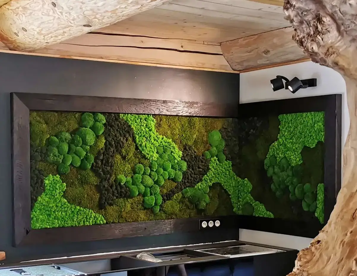 Duży obraz z mchu stabilizowanego w czarnej ramie na ścianie salonu