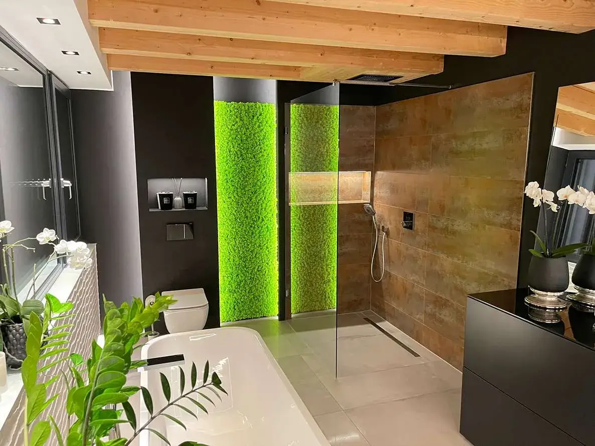 Panel z mchu chrobotka w nowoczesnej aranżacji łazienki od Mossarte