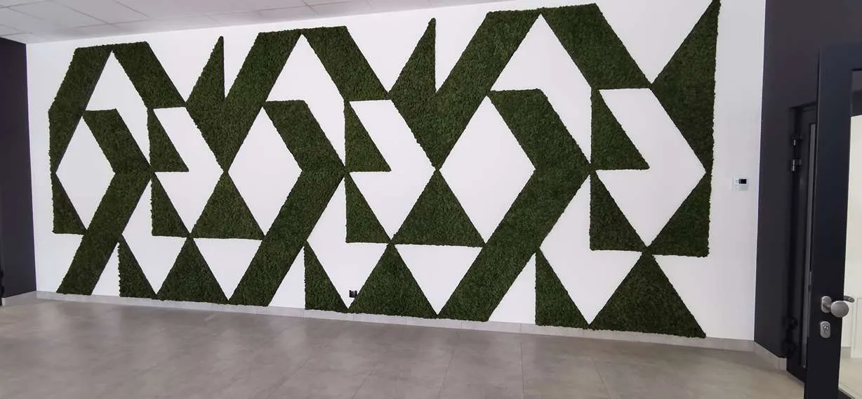 Geometryczna zielona ściana z chrobotka reniferowego w biurze