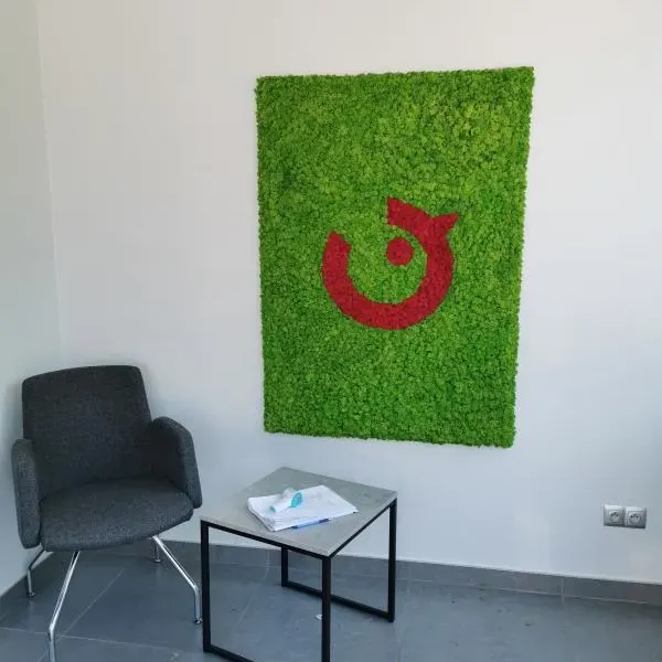Logotyp z chrobotka reniferowego na ścianie w przestrzeni firmowej